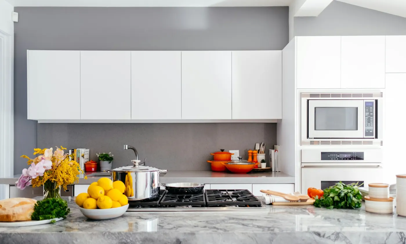 Toronto condo kitchen cleaned to the backsplash